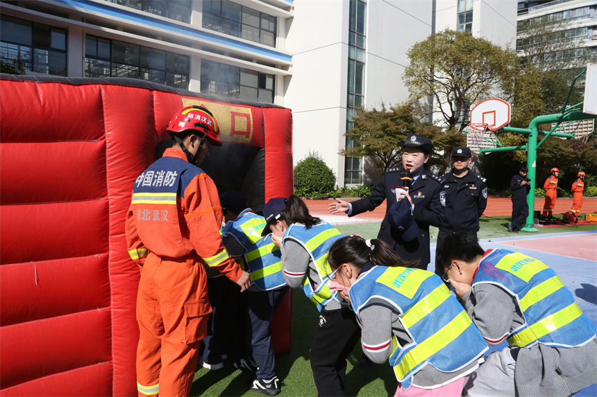 少年警队队员进入消防逃生体验仓。