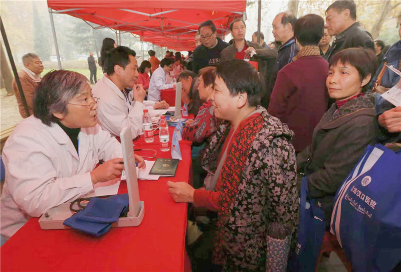 全国道德模范王争艳医生年逾70岁，还在坚持为患者义诊。受访者供图