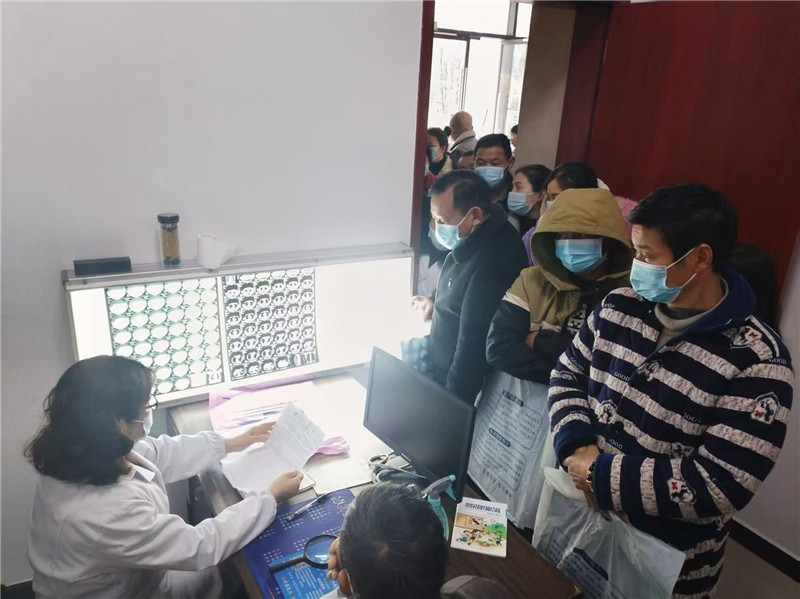 第九届全国道德模范杜荣辉医生16年如一日坚持去通城县义诊。受访者供图