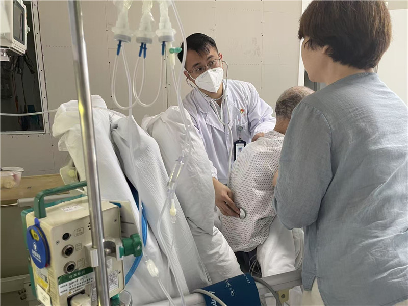 武汉市肺科医院呼吸与危重症医学科II病区负责人杨澄清在给患者看病。受访者供图