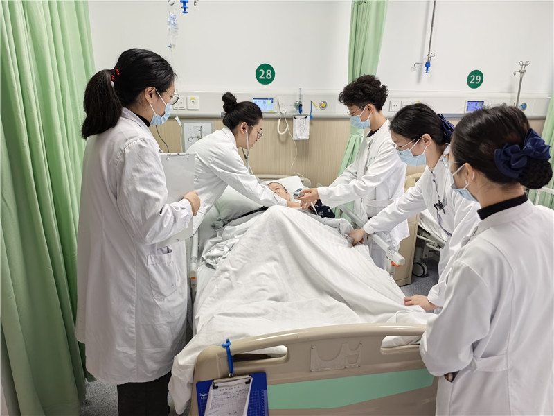 武汉市汉口医院康复科医生杨露以老院长王争艳为榜样。受访者供图