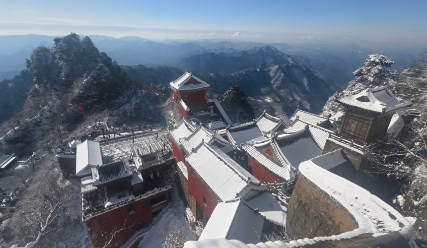 紅牆白雪