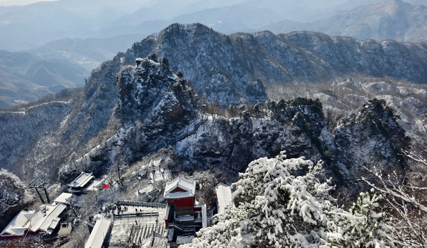雪映獅子峰