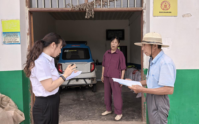 区局干部职工入户开展“五访五看”。