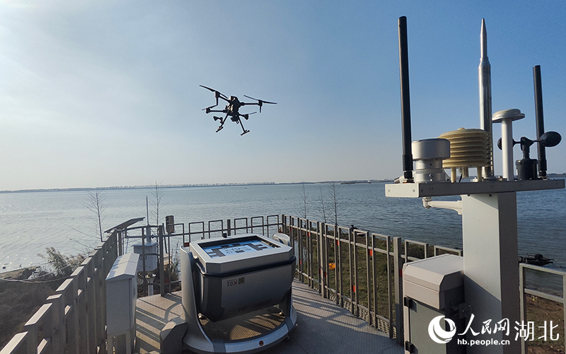 在武汉市江夏区斧头湖枯竹海水域，无人机正在从机库起飞。人民网记者 王郭骥摄