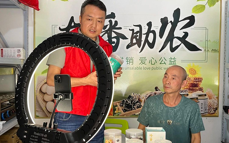 竹溪客户经理与零售户开展助农直播。王发辉摄
