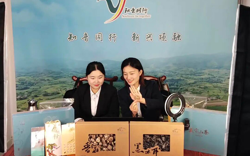 房县客户经理开展助农直播活动。许兴摄