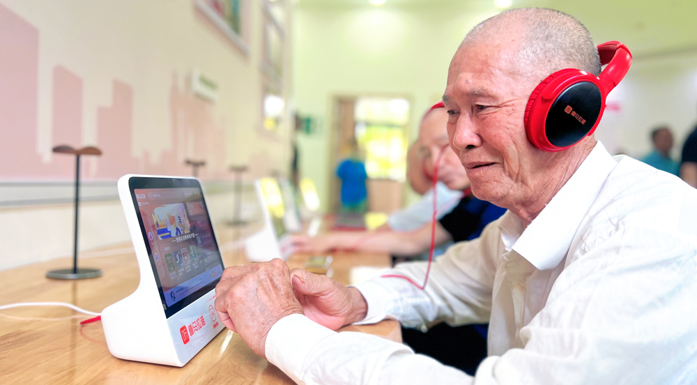  來鳳縣養老服務中心中心老年人正利用碎片化時間進行學習或娛樂。田亞碩 攝
