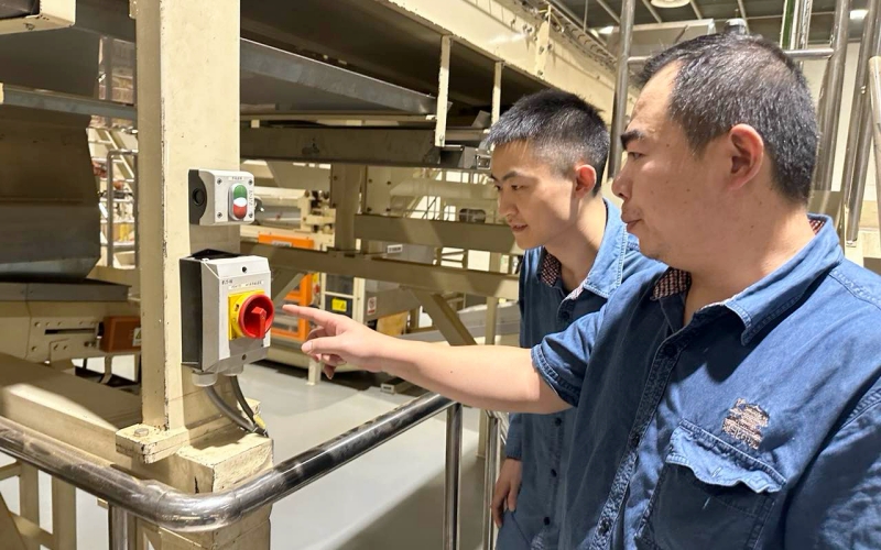 增设四号线散叶控制开关，解决堵料问题。