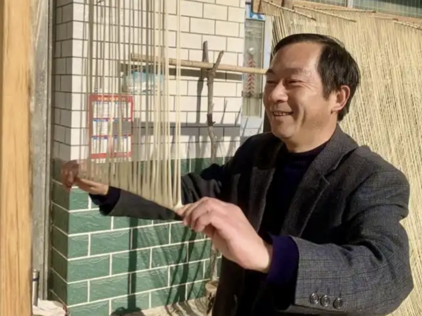 過路攤村村民正在制作地方特色美食“包面”
