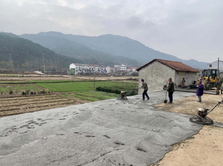 駐村工作隊協助村委完成道路硬化工作