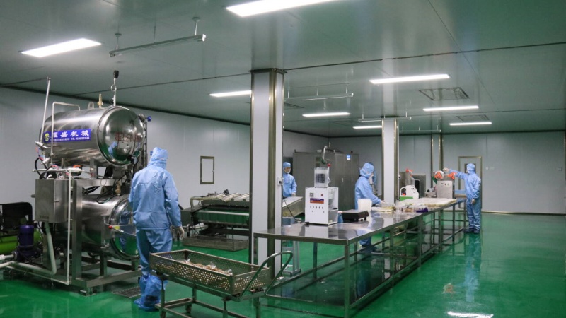 鄖西縣五洲鴻運畜牧產品開發有限公司馬頭山羊肉加工車間一片忙碌景象。鄒景根攝