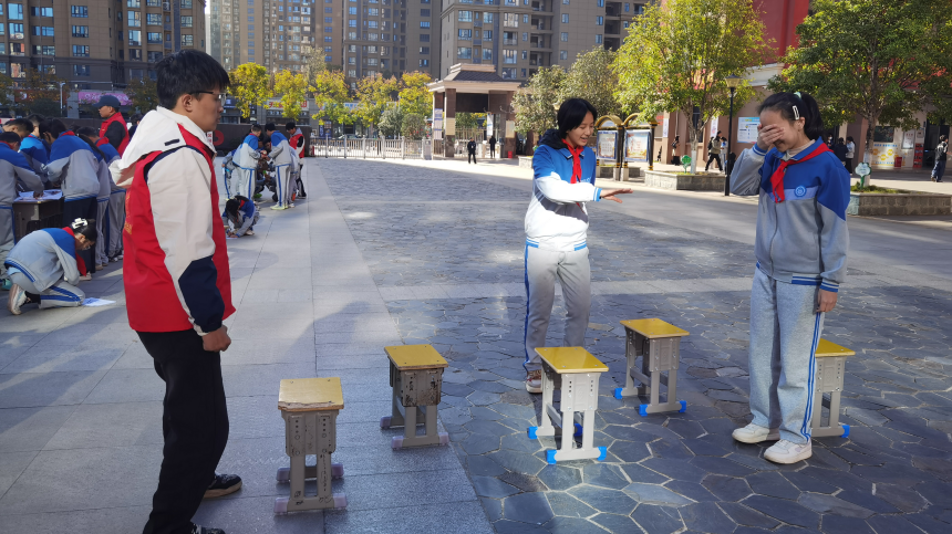 咸宁市第二十五届青少年爱国主义读书教育活动 “爱国主义与心理健康”主题游园会。谢志星摄