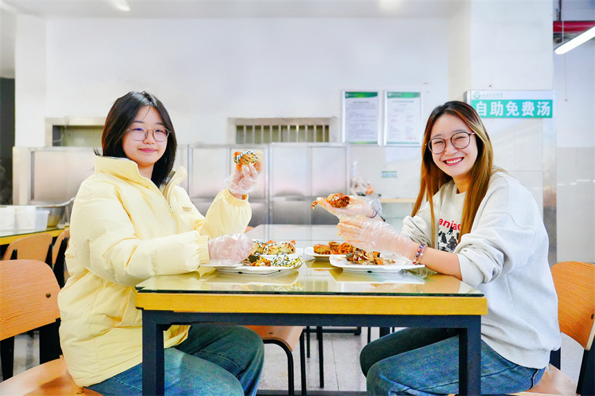 学生们正在餐厅吃螃蟹。刘皓辰摄