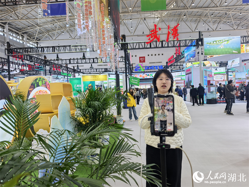 不少参展商在展会现场进行直播。