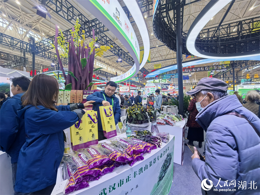 市民正在选购洪山菜薹。