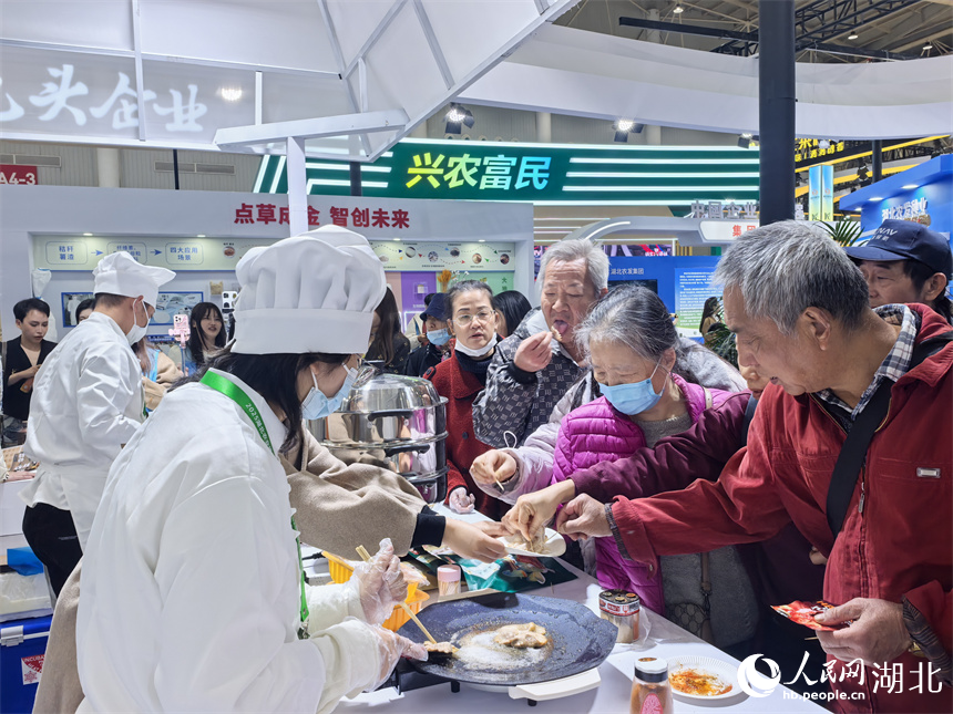 展商現場烹飪美味，吸引市民爭相品嘗。