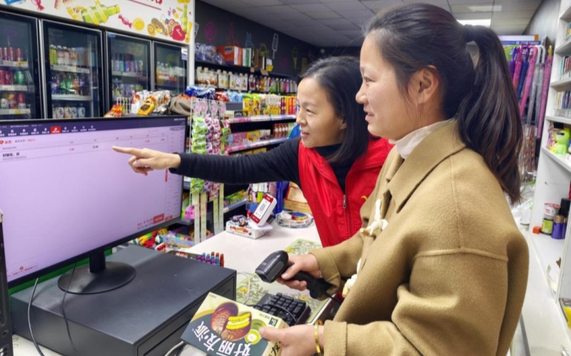 客戶經理指導知音店長操作“知音通”智能管理系統。