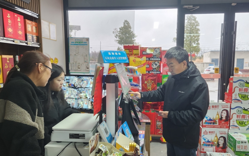 向零售戶講解“知音通”使用方法。尚宏博攝