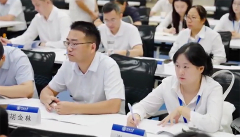 努力成为湖北水利数字化转型的“先锋力量”
近日，湖北省卓越水利工程师（数字赋能水利方向）培养工程在河海大学举行。湖北省水利系统的业务骨干齐聚于此，开启一场数字技术与传统水利深度融合的变革之旅。