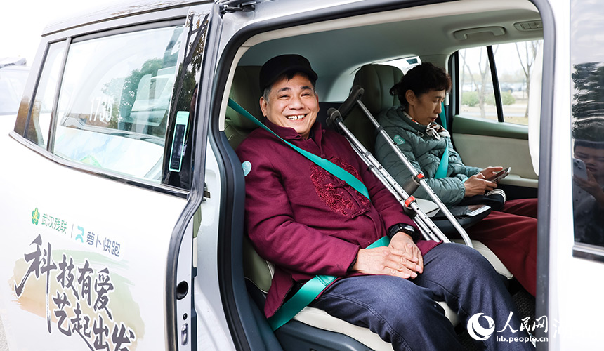 殘疾人剪紙藝術家毛明月體驗無人駕駛車輛。人民網記者 郭婷婷攝