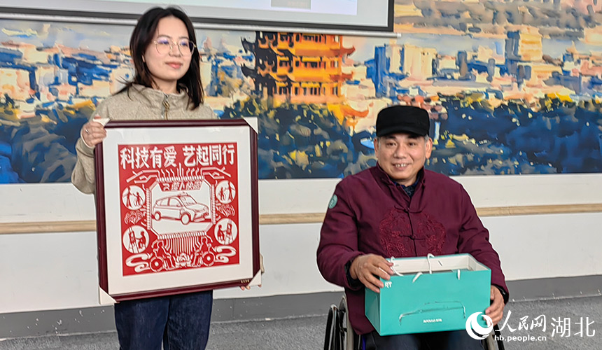 毛明月带来的剪纸作品。人民网记者 郭婷婷摄