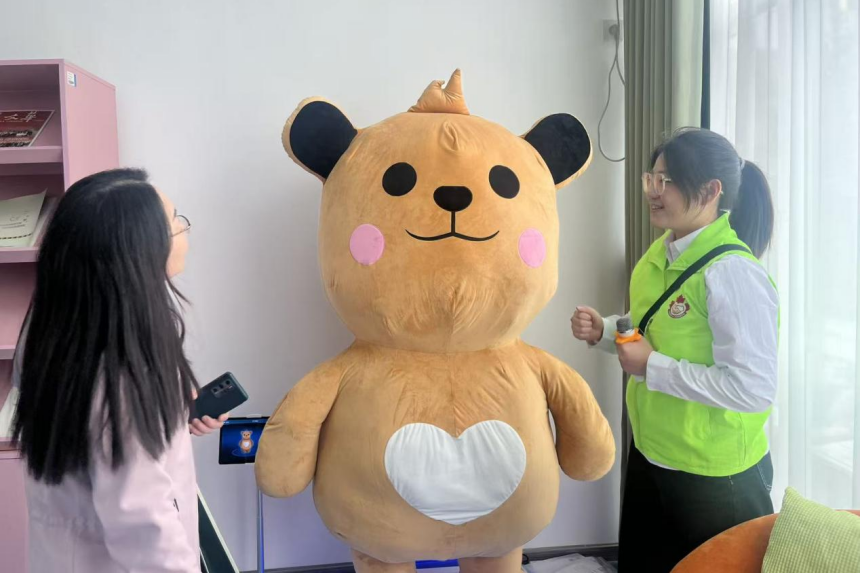 参会代表体验“抱抱熊”AI情绪调节设备