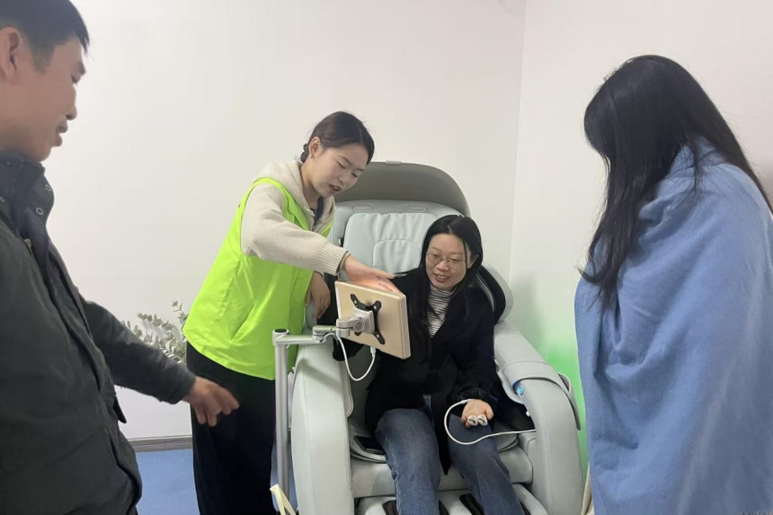 参会代表体验“身心焕能舱”AI睡眠调节设备