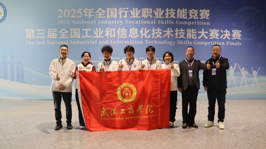 参赛选手与教练、领队、工作人员合影。