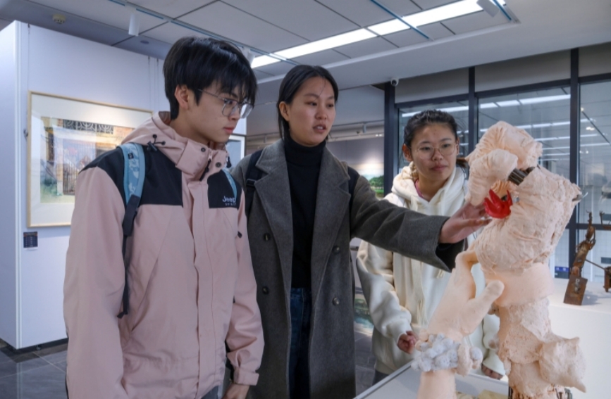 学生们参观美术作品展。陈雯茜摄