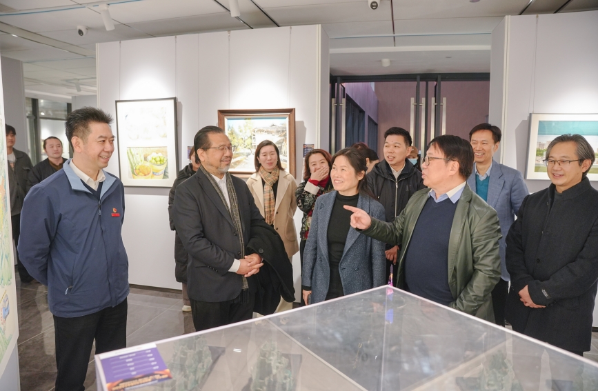 嘉宾共同观看展览 。刘皓辰摄