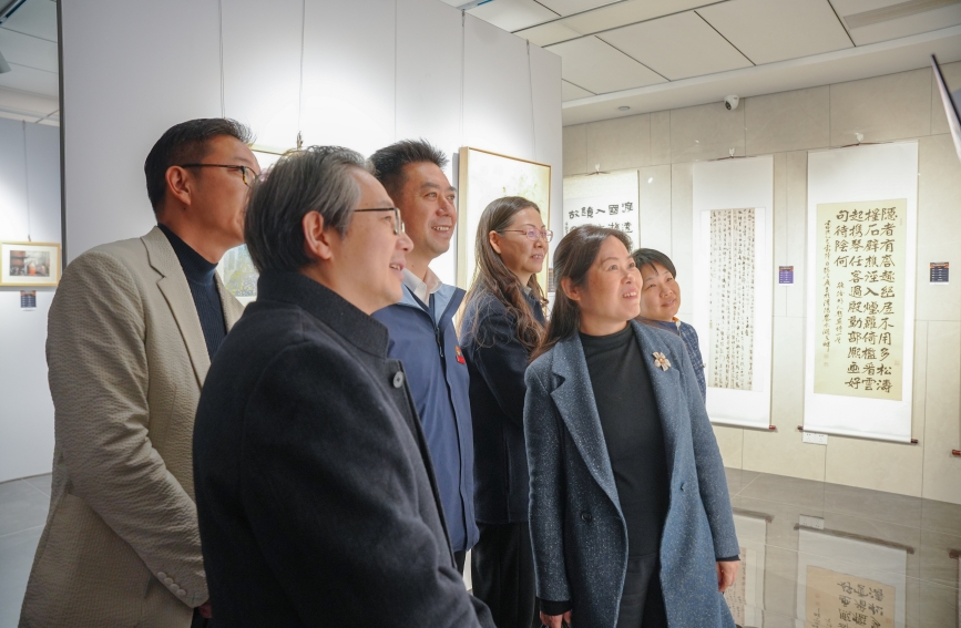 与会领导与嘉宾共同观看展览。刘皓辰摄