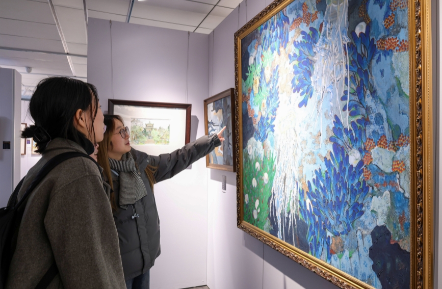 学生们参观美术作品展。陈雯茜摄