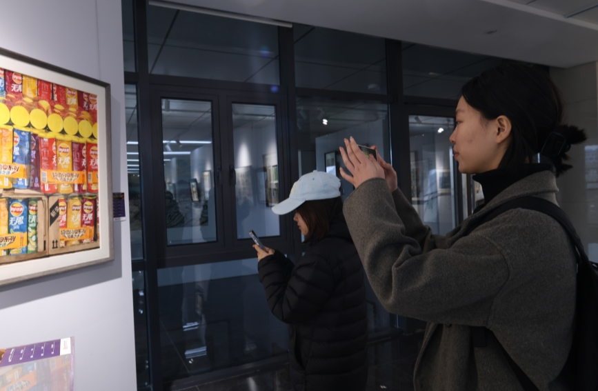 学生们参观美术作品展。陈雯茜摄