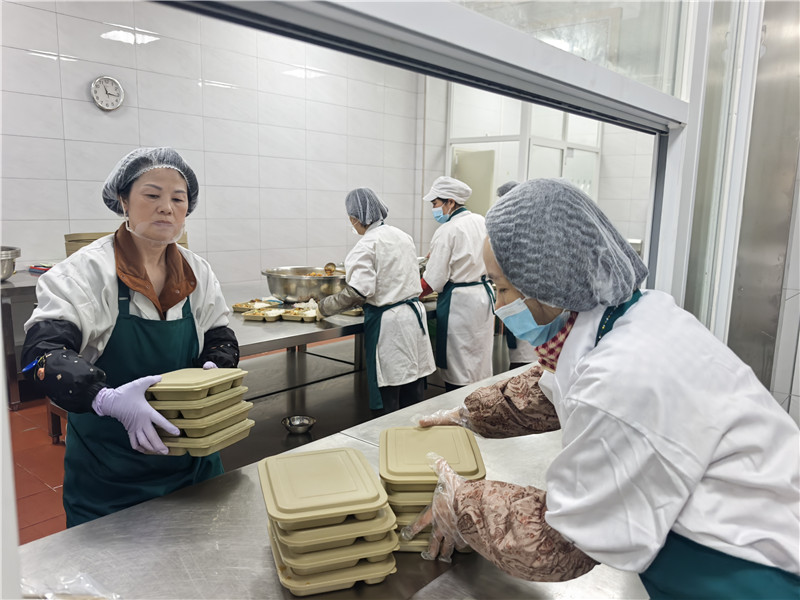 食堂正在备餐。人民网记者 周雯摄
