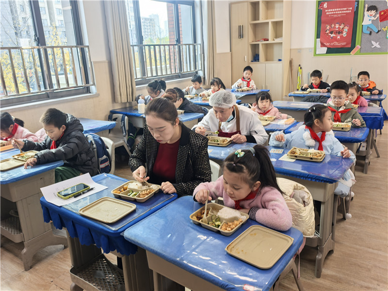 家长、厨师进班陪餐。人民网记者 周雯摄