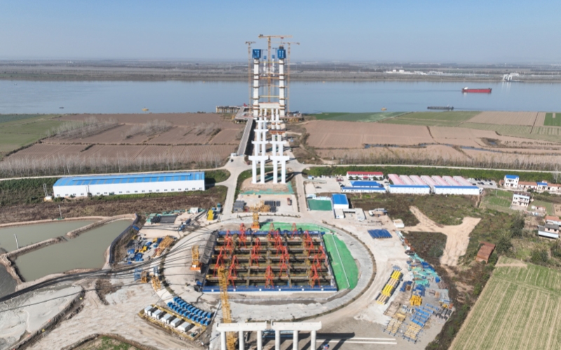 公路工程世界第一大沉井“穩穩落定”