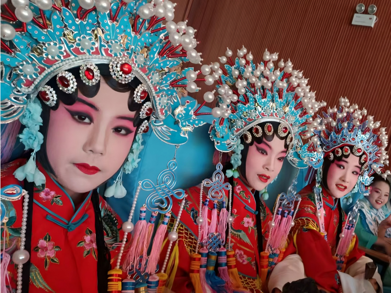 學生正在候場，將在武漢校際爭霸賽上表演《貴妃醉酒》。受訪者供圖