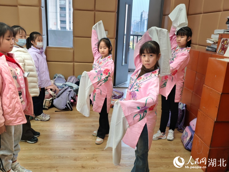 學生們正在做“穆桂英挂帥”的身段訓練。人民網記者 郭婷婷攝