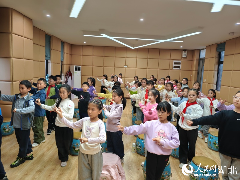 硚口區千禧城小學學生正在排練廳內學習戲劇。人民網記者 郭婷婷攝