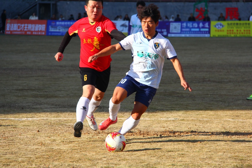 2025十堰市首届足球超级联赛（“堰超”）郧阳赛区现场。