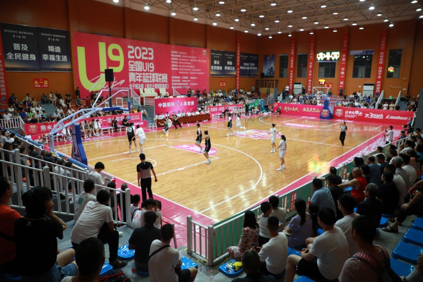 全国(U19)青年篮球联赛女子组决赛(湖北十堰郧阳赛区)开幕式在郧阳篮球馆举行。