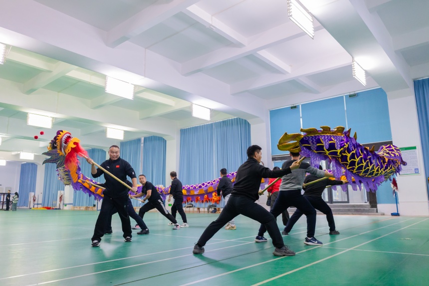 舞龙舞狮专项技能实践与训练。余剑韬摄