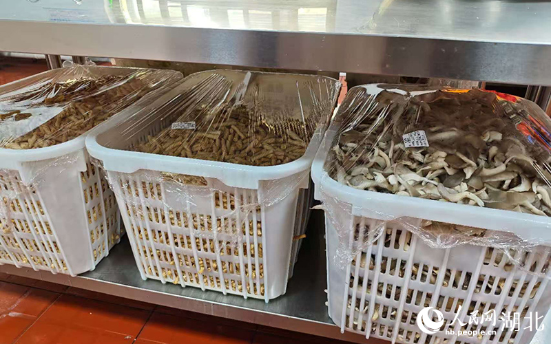 江夏区文化路中学的新鲜食材。人民网记者 郭婷婷摄