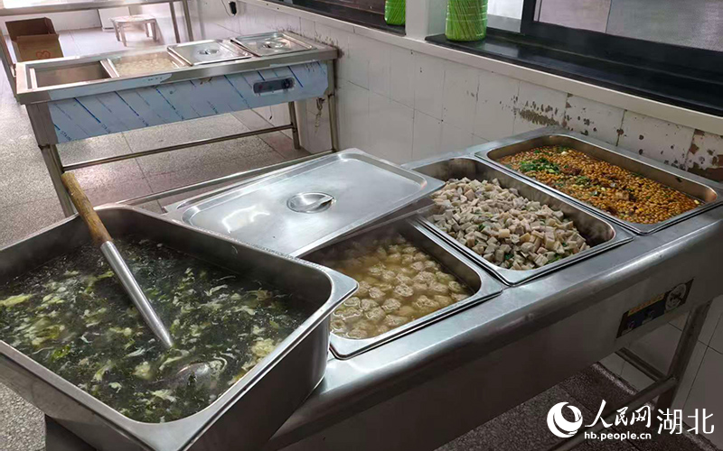 法泗中学食堂的晚餐。人民网记者 郭婷婷摄