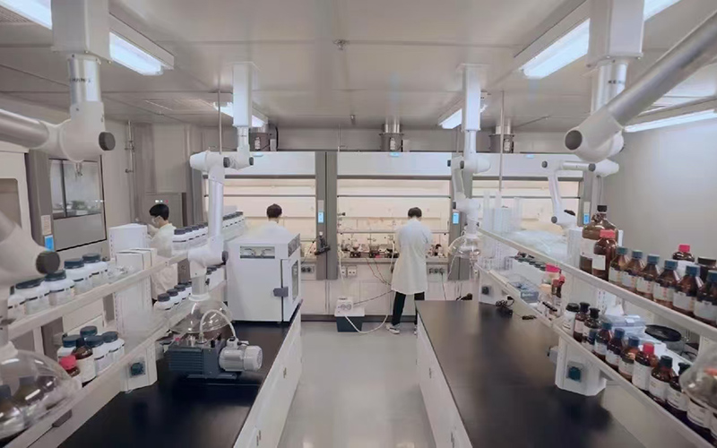 2025年推薦企業與華中科技大學、省農科院等10多家高校院所合作，在電子化學品、新材料等領域開展技術研發。潛江市委宣傳部供圖