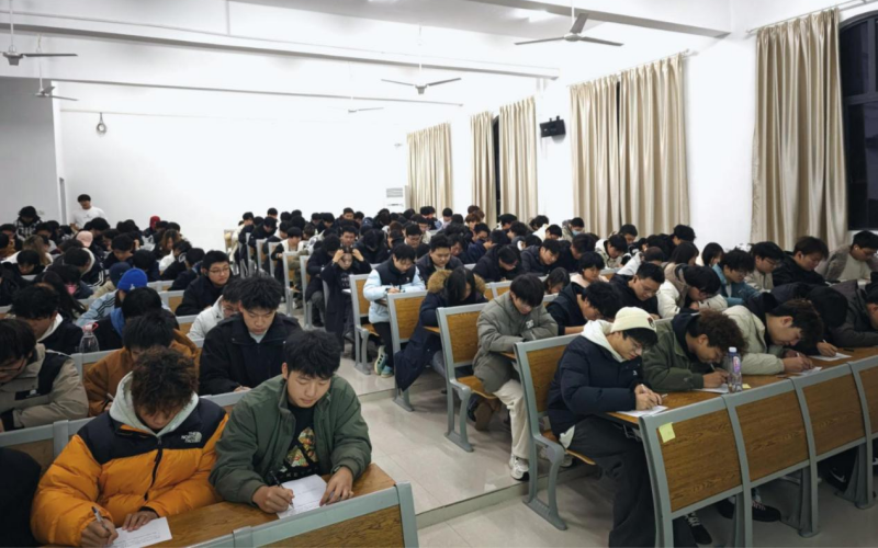 武昌首义学院2025级新生入学教育考试。