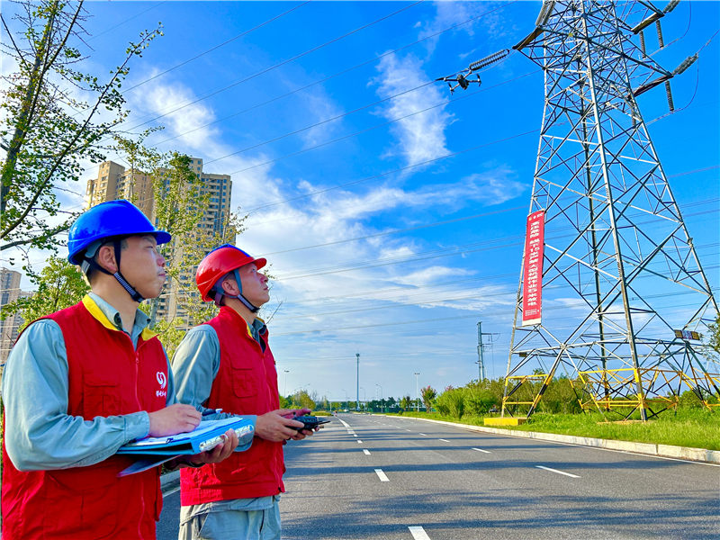 國網鄂州供電公司檢修人員對220千伏鄂庄三回線和鄂光二回線重點區段進行紅外測溫、無人機巡檢，確保電網運行安全。孟長生攝