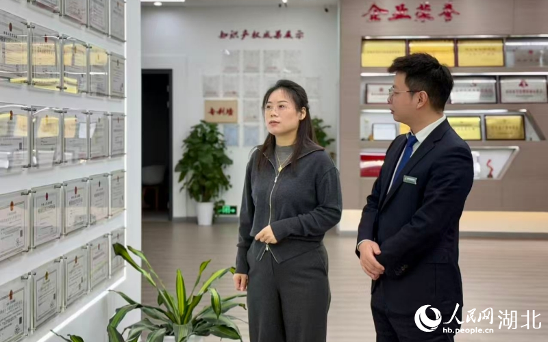 邮储银行武汉市分行工作人员深入风韵出行了解企业发展需求。人民网记者 周恬摄
