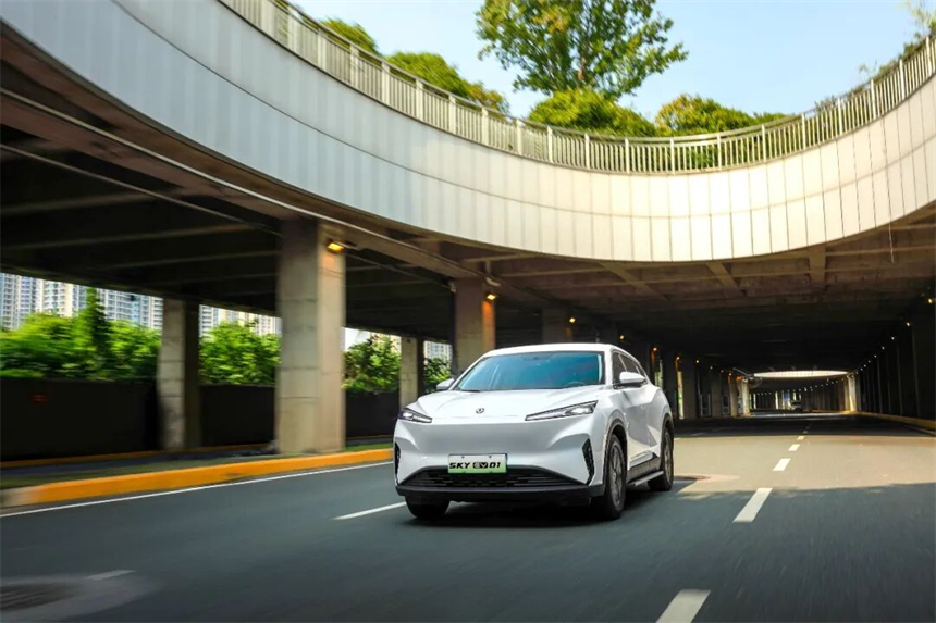 全球首款独立北斗量产乘用车东风风神SKY EV01交付